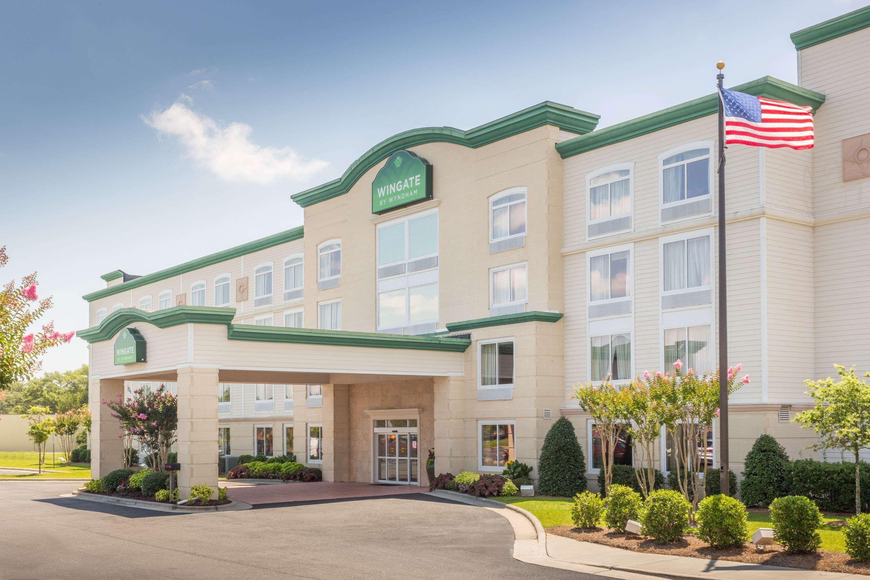 Wingate By Wyndham Southport Hotell Exteriör bild