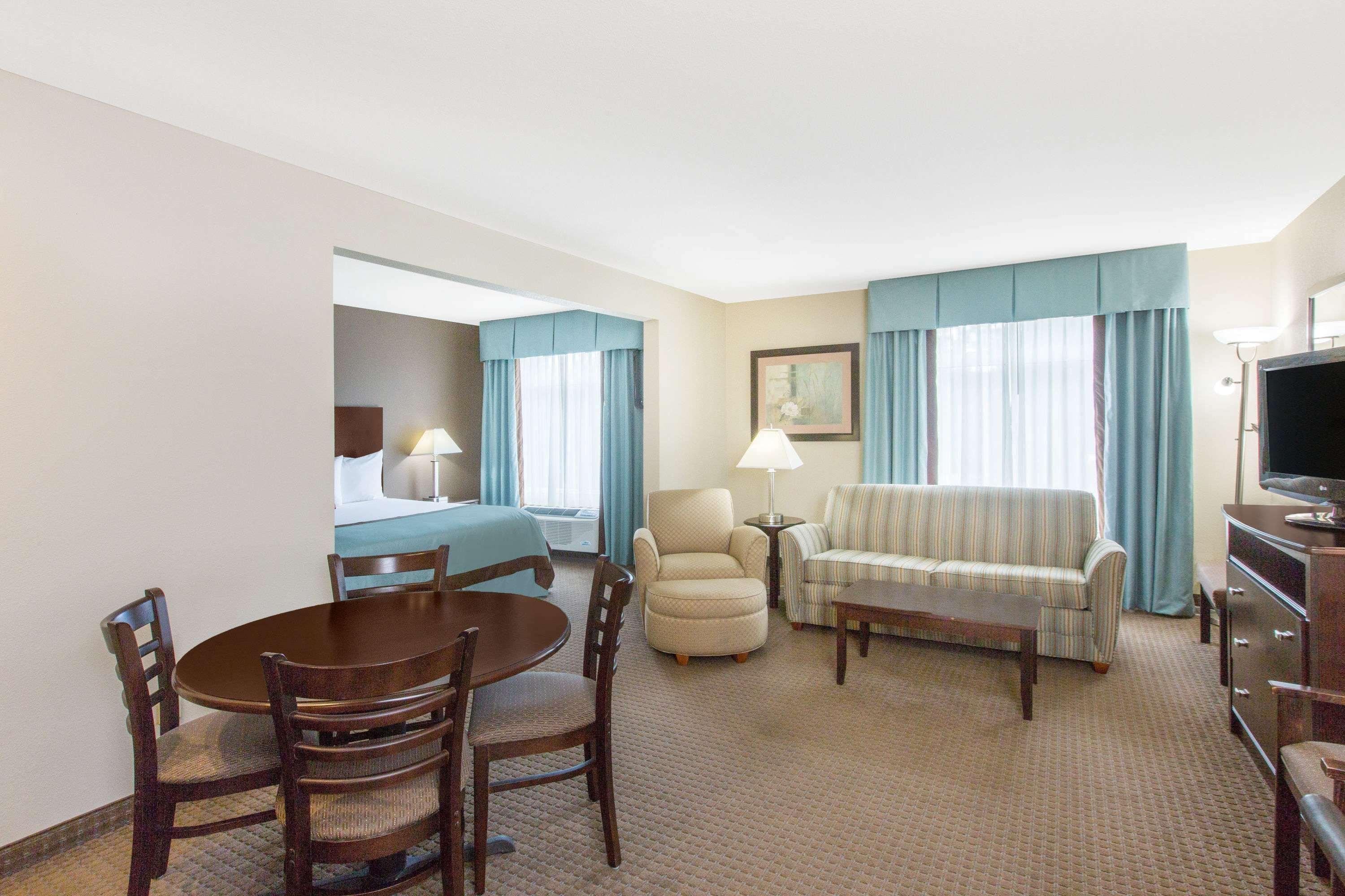 Wingate By Wyndham Southport Hotell Exteriör bild